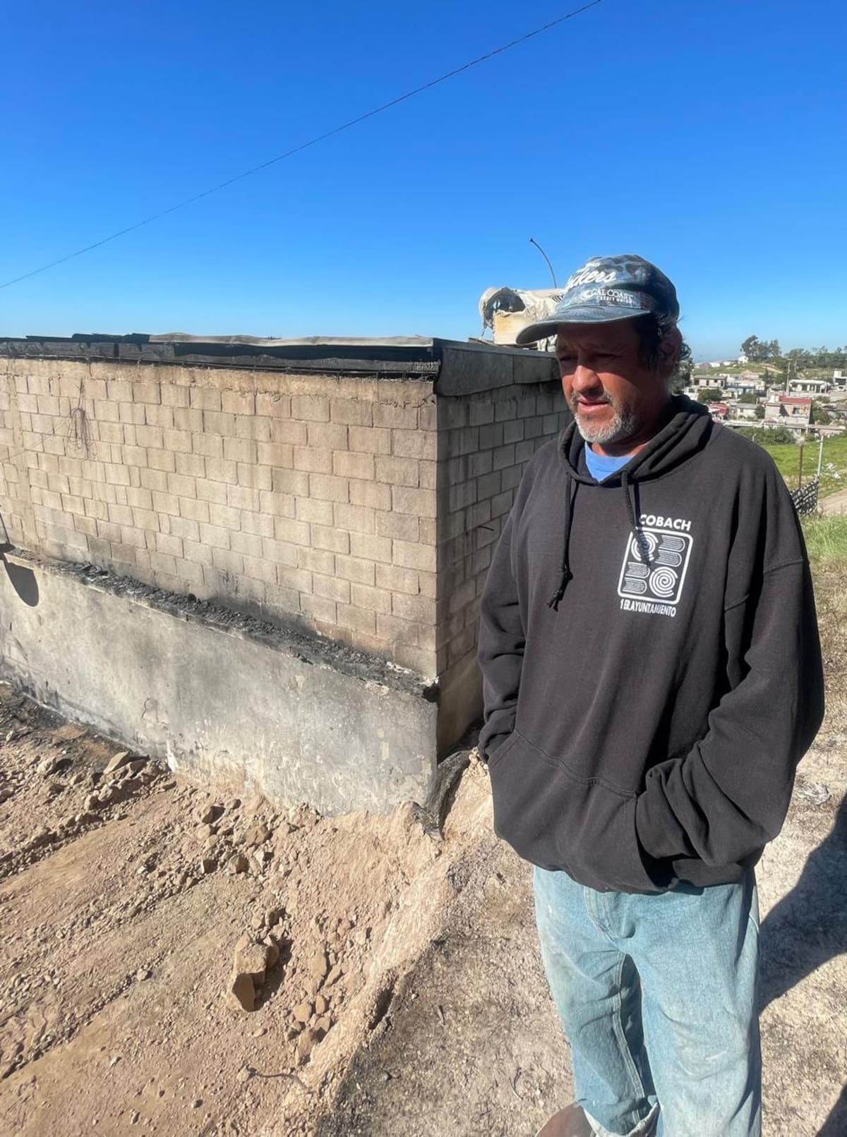 Dos familias de Rosarito perdieron sus viviendas por incendios y solicitan apoyo ciudadano para reconstruir sus hogares. Foto: Carmen Gutiérrez