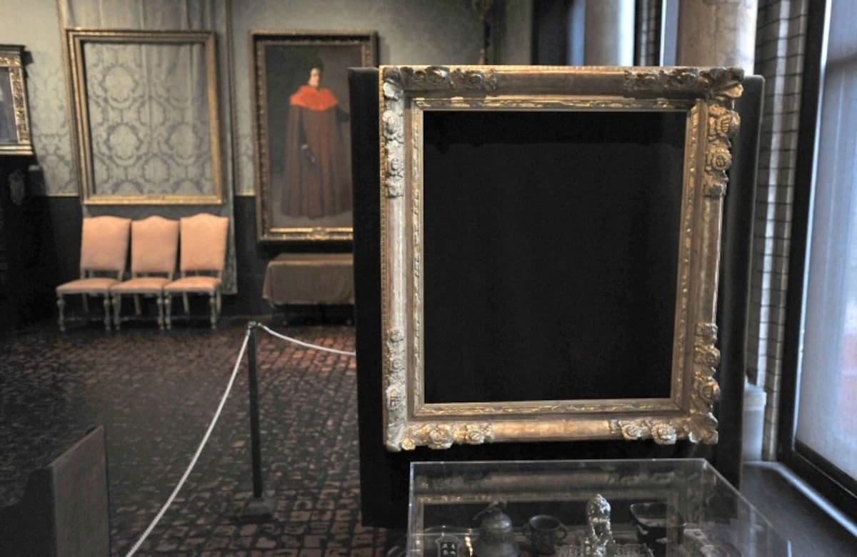 En esta foto de archivo del 11 de marzo de 2010, los marcos vacíos de los cuales los ladrones se llevaron "Tormenta en el Mar de Galilea", al fondo a la izquierda, de Rembrandt, y "El Concierto", en primer plano a la derecha, de Vermeer, permanecen en exhibición en el Museo Isabella Stewart Gardner de Boston. | Crédito: AP/Josh Reynolds, Archivo