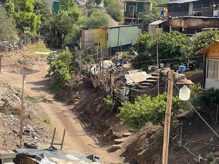 Cañón Morales: una invasión que se sostiene con miles de llantas y cables clandestinos