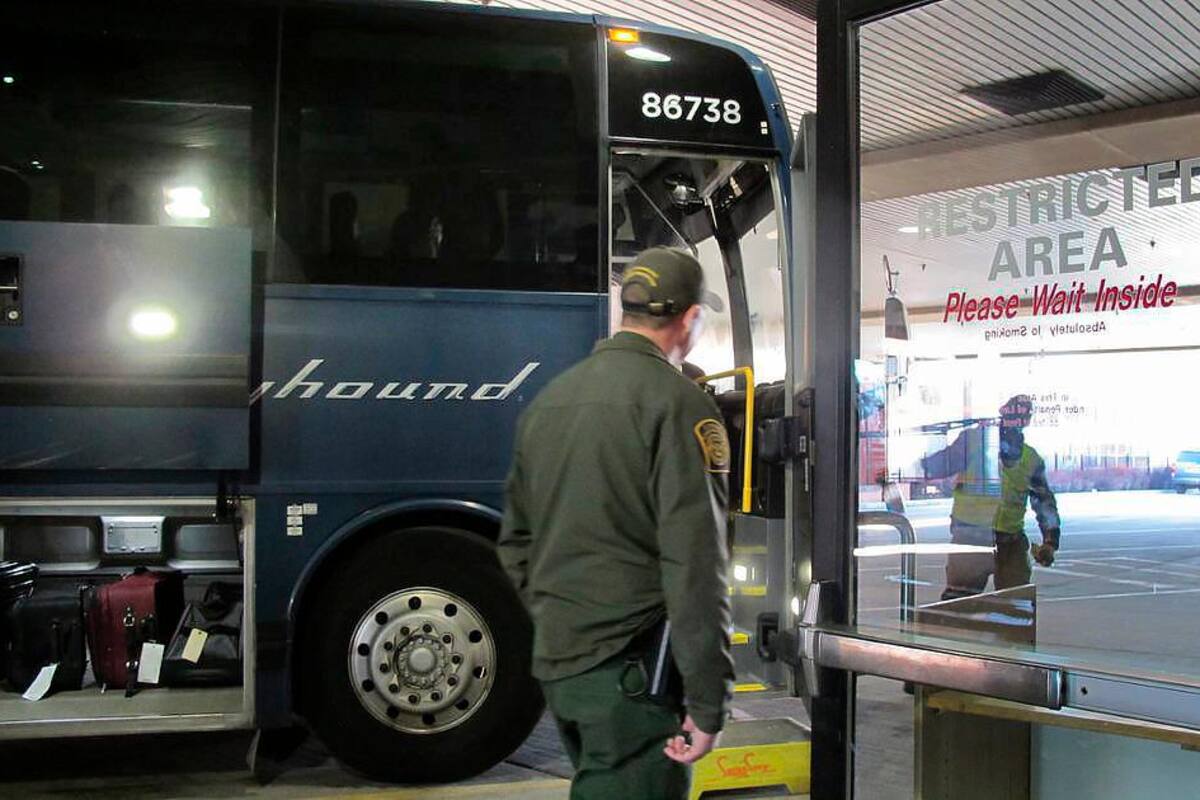 Memo de CBP desmiente a Greyhound sobre agentes en autobuses