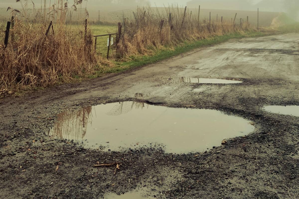 Padre tapa los baches de las calles en memoria de su hijo y su accidente