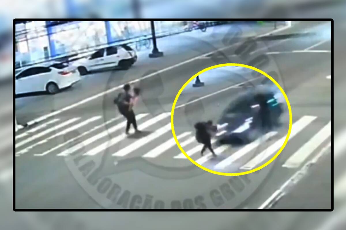 VIDEO: Madre y su bebé son atropelladas por conductor que se pasó el semáforo en rojo a toda velocidad (Imágenes fuertes)