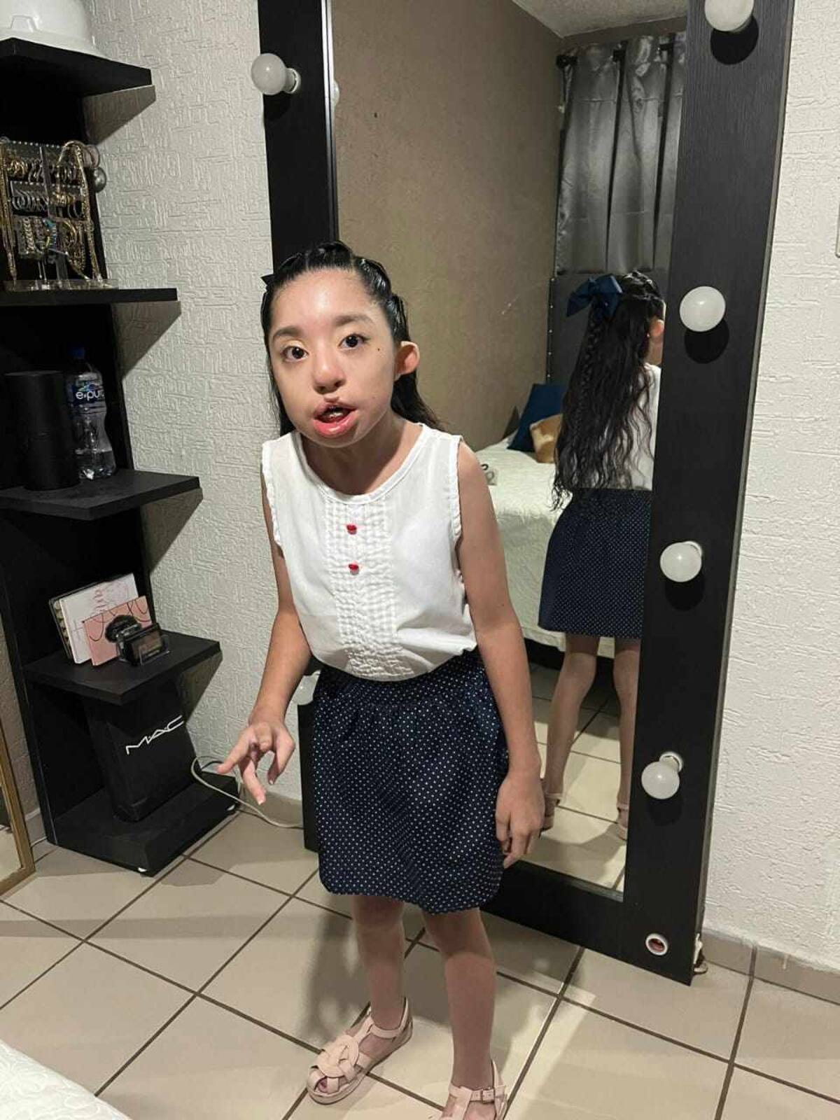 Gracias a terapias de rehabilitación, Lucy aprendió a caminar a los 5 años, pudo asistir a una escuela regular, e incluso hacía deporte en un equipo de béisbol inclusivo, pero el 26 de septiembre de este año sufrió una serie de convulsiones, que afectó nuevamente su vida y salud./Foto: Cortesía.