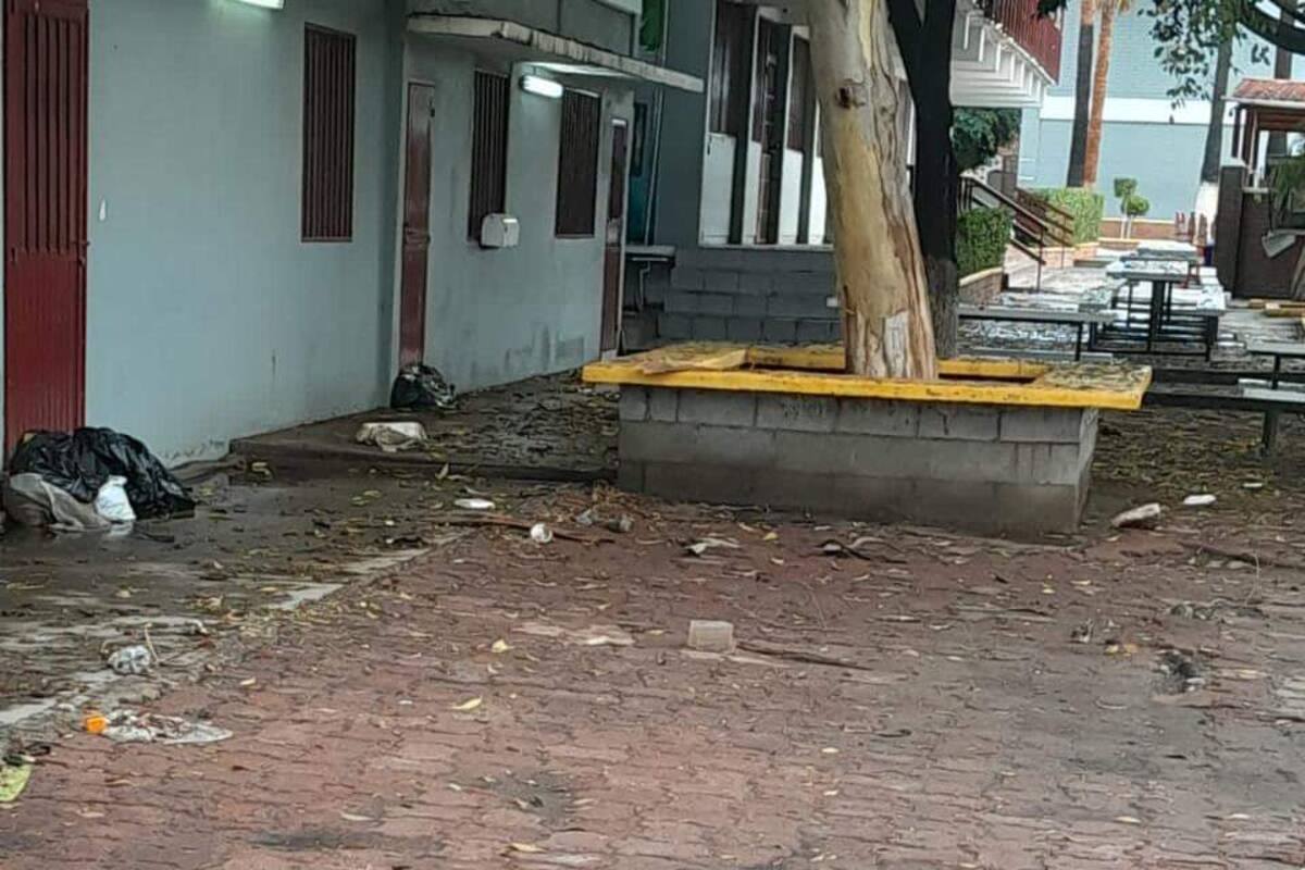 Piden remover alcantarilla pública en primaria