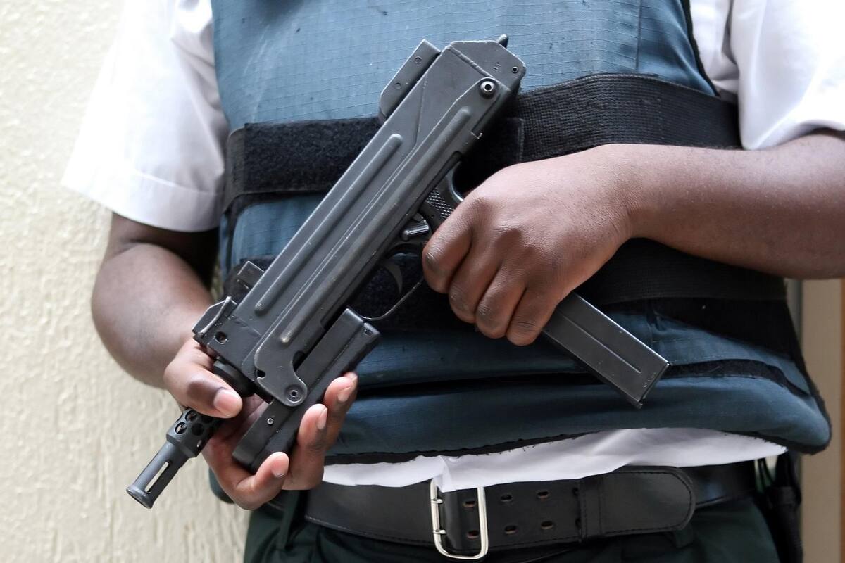 Irrumpen hombres armados a orfanato; violan menores y asesinan a guardia