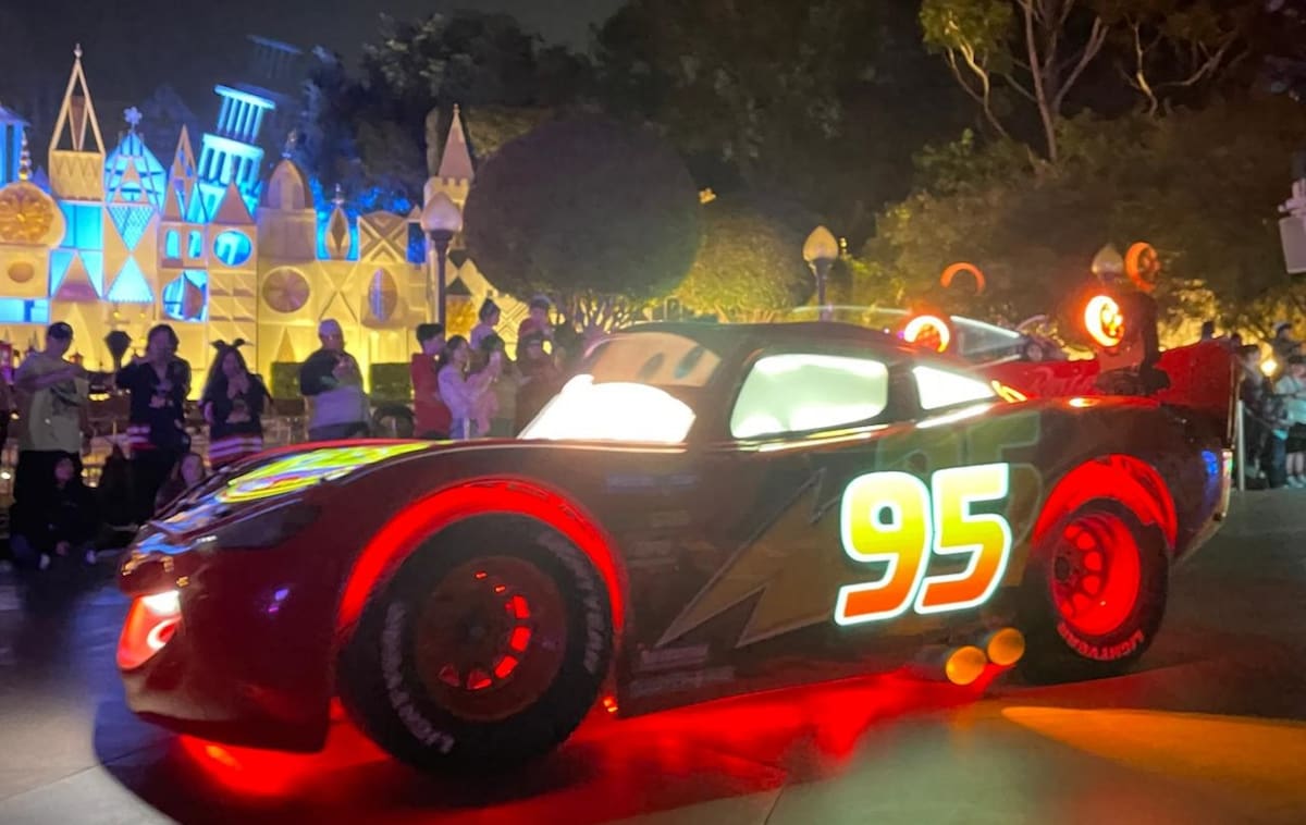 El majestuoso "Life is a Highway” con Lightning McQueen y Mack de “Cars”.