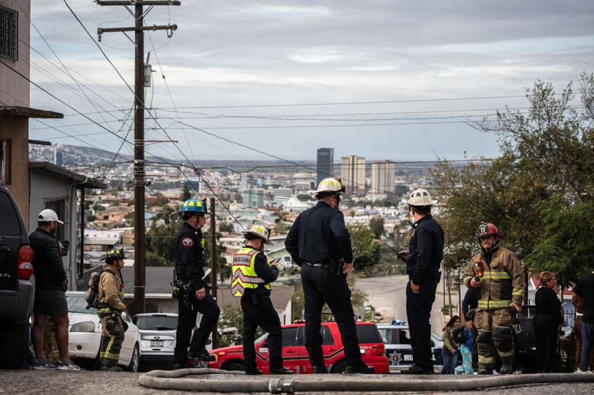Un incendio dejó como saldo una vivienda consumida en la colonia Del Río, sin que se reportaran personas lesionadas. Foto: Border Zoom