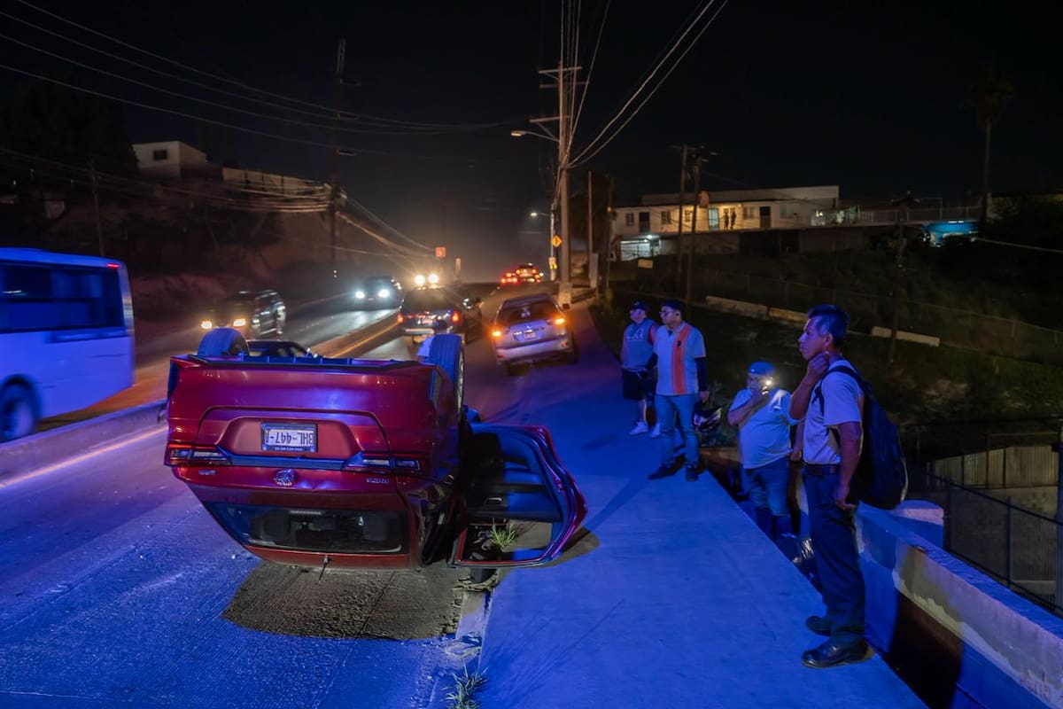 Vuelca vehículo sobre el bulevar Cucapah; conductor resulta herido