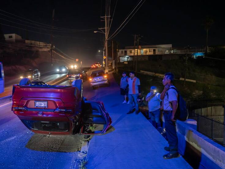 Vuelca vehículo sobre el bulevar Cucapah; conductor resulta herido