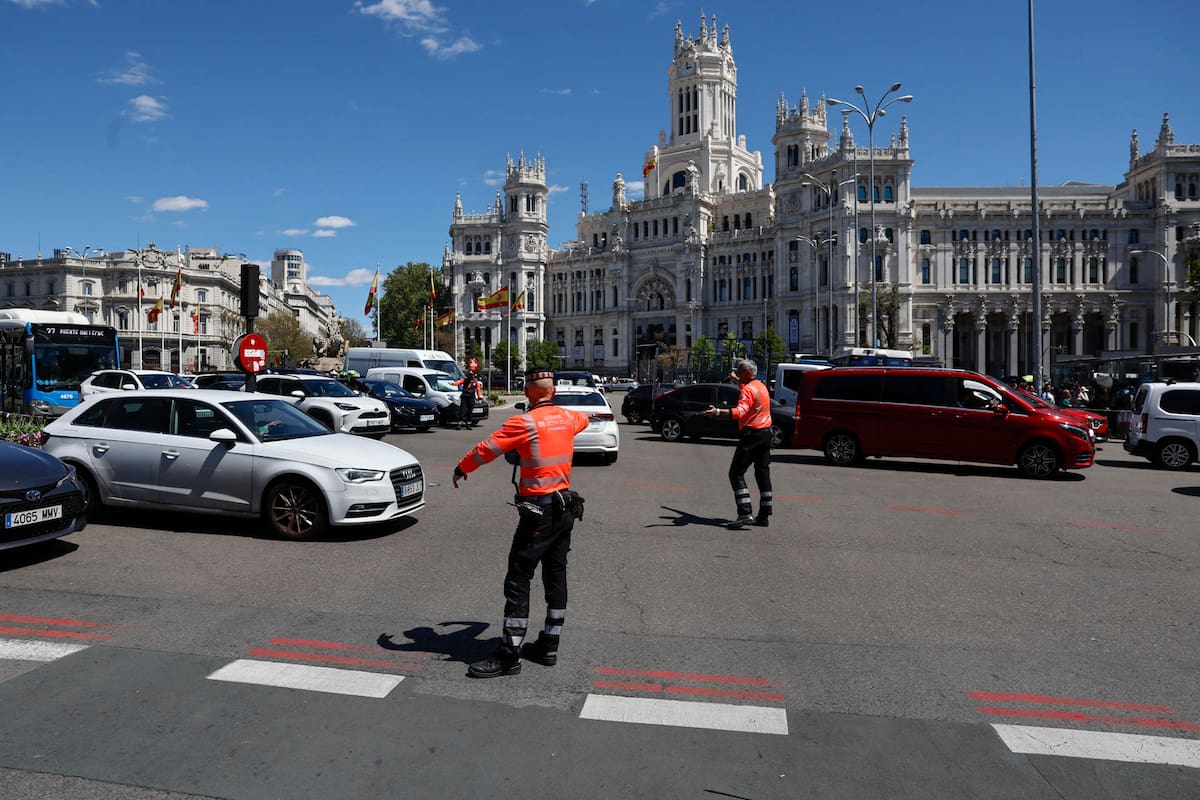 MADRID, 28/04/2025.- Agentes de Movilidad dirigen el tráfico en la plaza de Cibeles este lunes, durante el apagón en Madrid. EFE/ Sergio Pérez