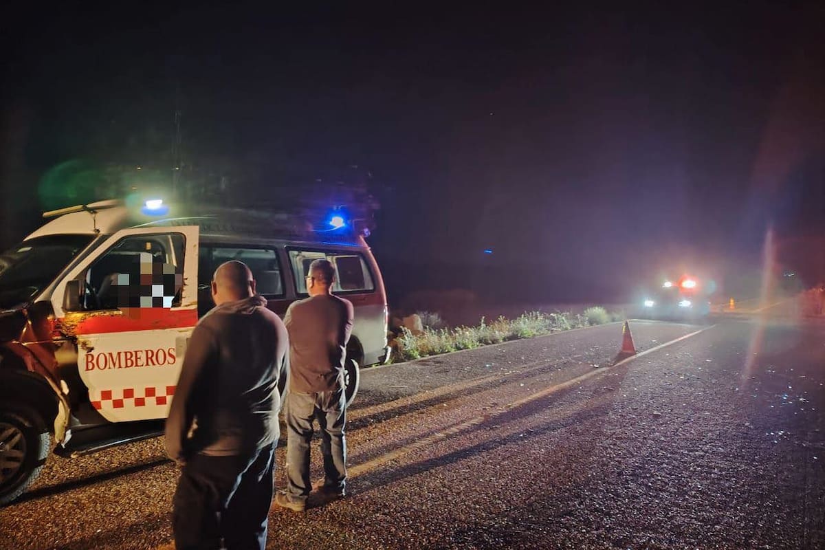 Paramédicos sufren accidente al chocar contra una vaca en carretera a San Felipe