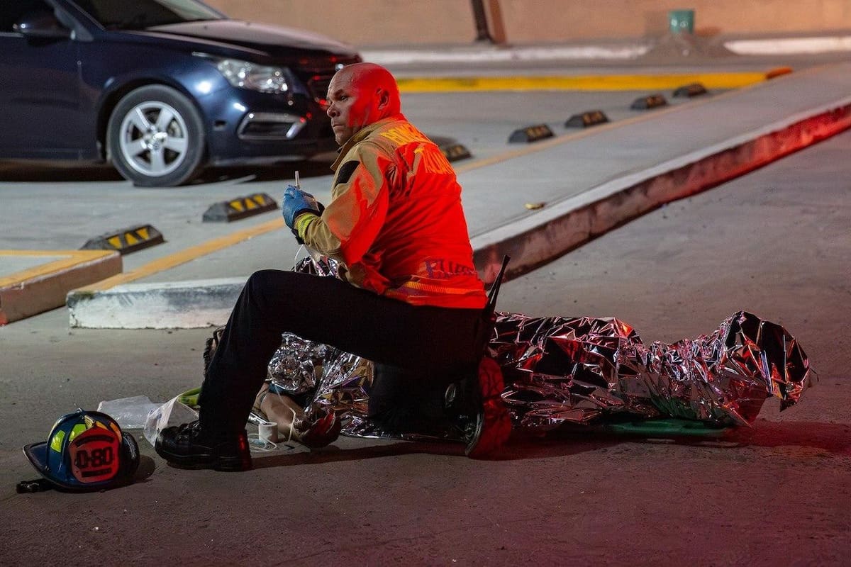 Bomberos trabajaron durante una hora para controlar el fuego, mientras peritos investigan las causas del siniestro ocurrido en Infonavit Patrimonio Murúa. Foto: Border Zoom.