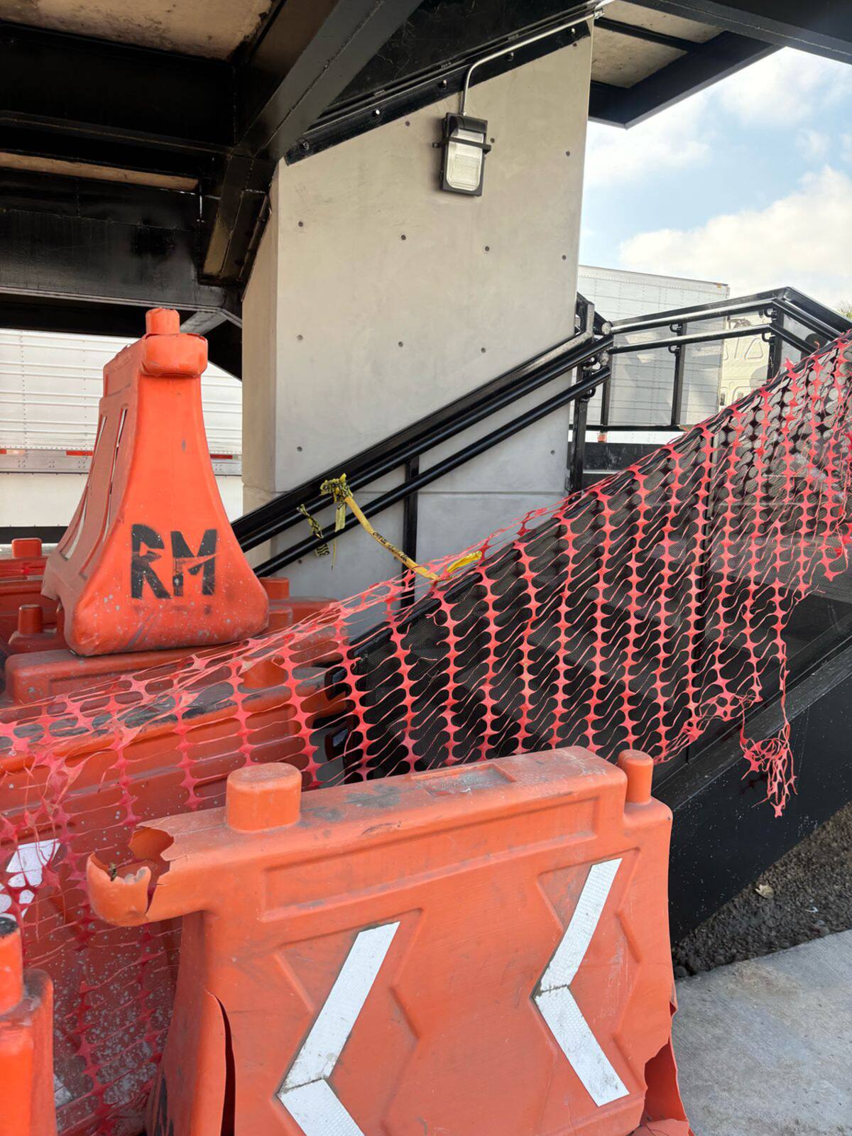 Se realizan los últimos detalles de la obra del puente de la Macroplaza.