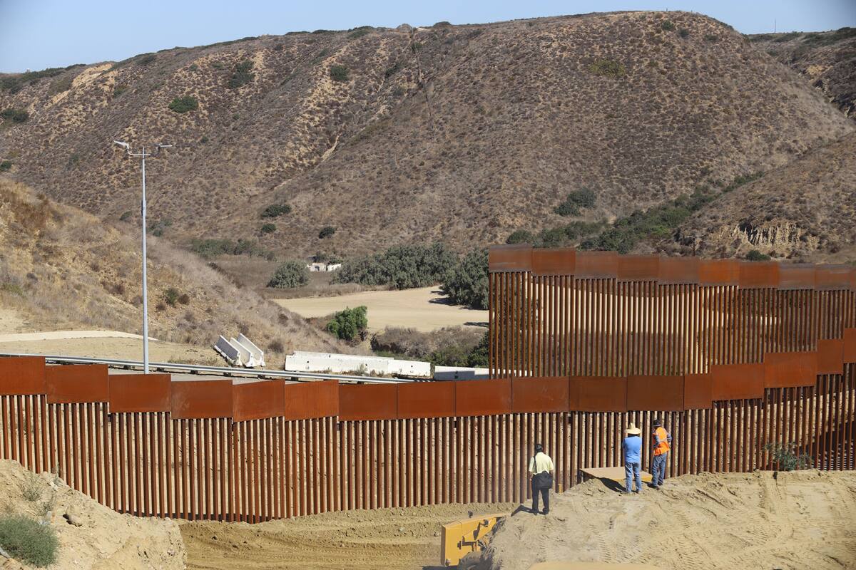 Migrante resulta lesionado al caer de muro fronterizo