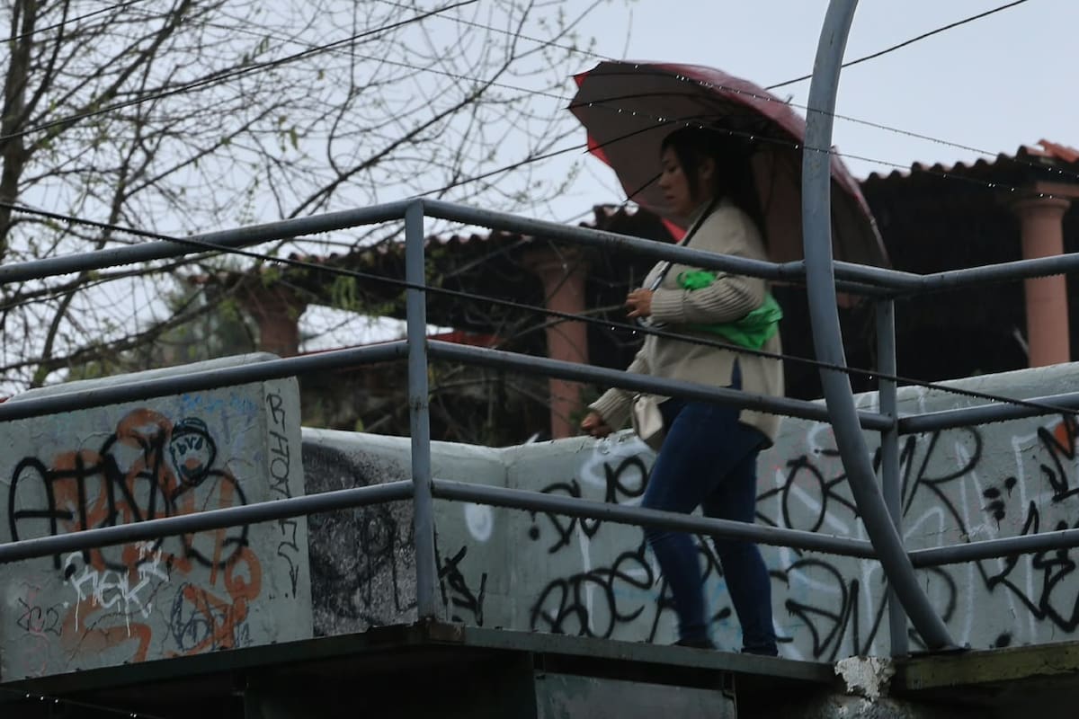 Las lluvias de este viernes provocaron encharcamientos y tráfico lento en Tijuana. Foto: Sergio Ortiz
