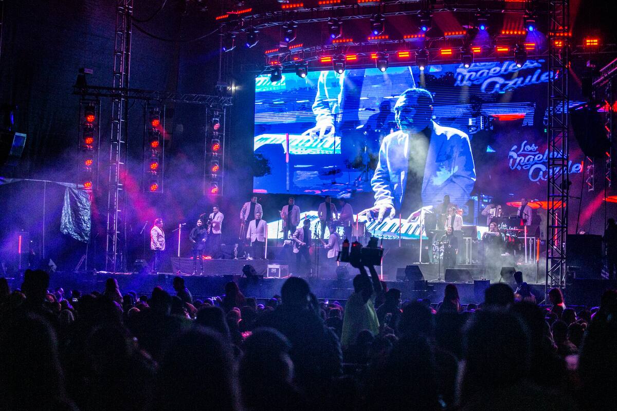 Los 14 músicos vestidos en smoking blanco tomaron posesión de sus instrumentos para la interpretación de “Entrega de amor”.