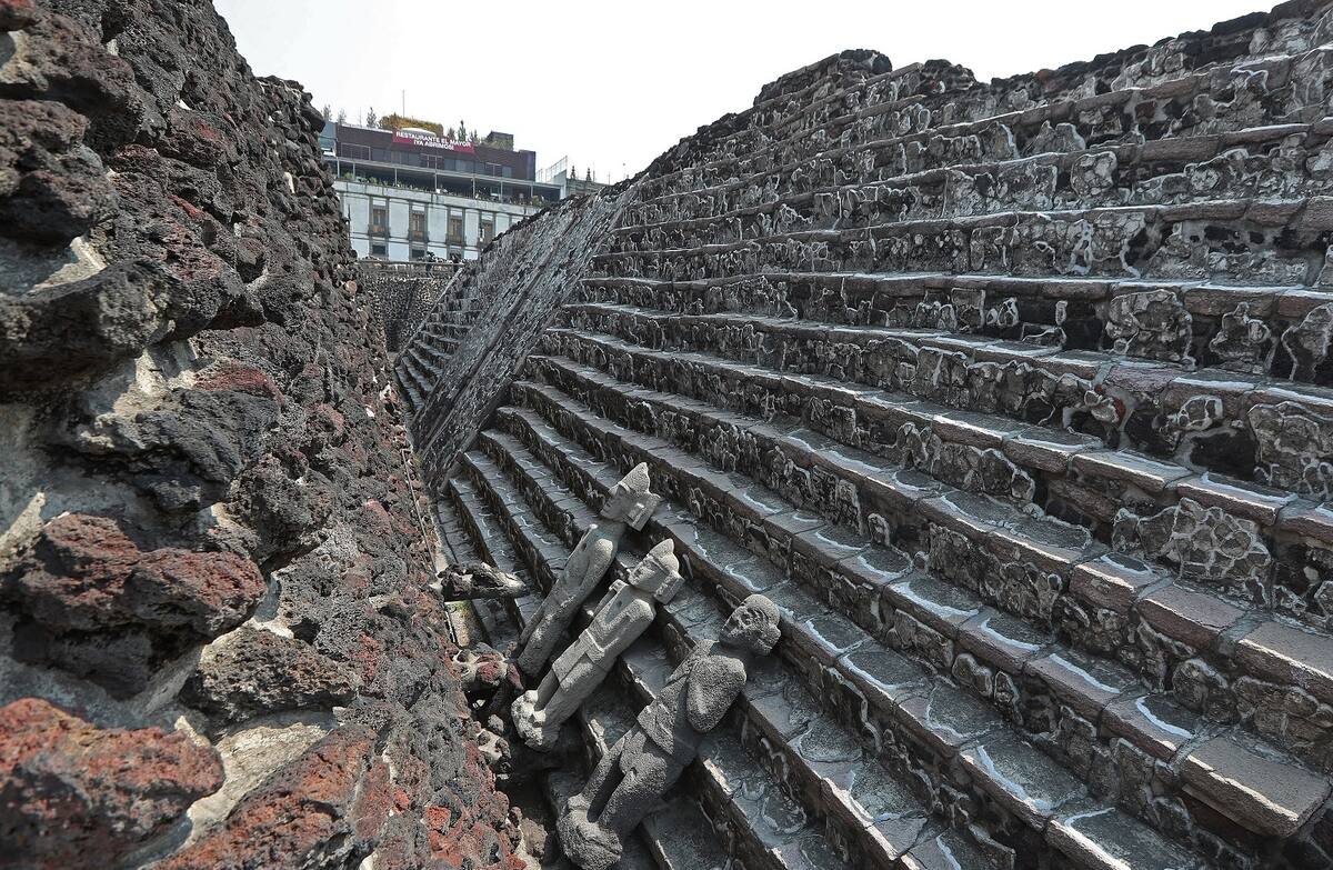 MEX362,CIUDAD DE MÉXICO (MÉXICO), 27/04/2021.- Vista de tres esculturas prehispánicas en el Museo del Templo Mayor hoy en la Ciudad de México (México). La zona arqueológica del Templo Mayor, en el centro de Ciudad de México, reabrió este martes sus puertas bajo protocolos sanitarios después de más de un año de cierre debido a la pandemia del coronavirus. EFE/Mario Guzmán