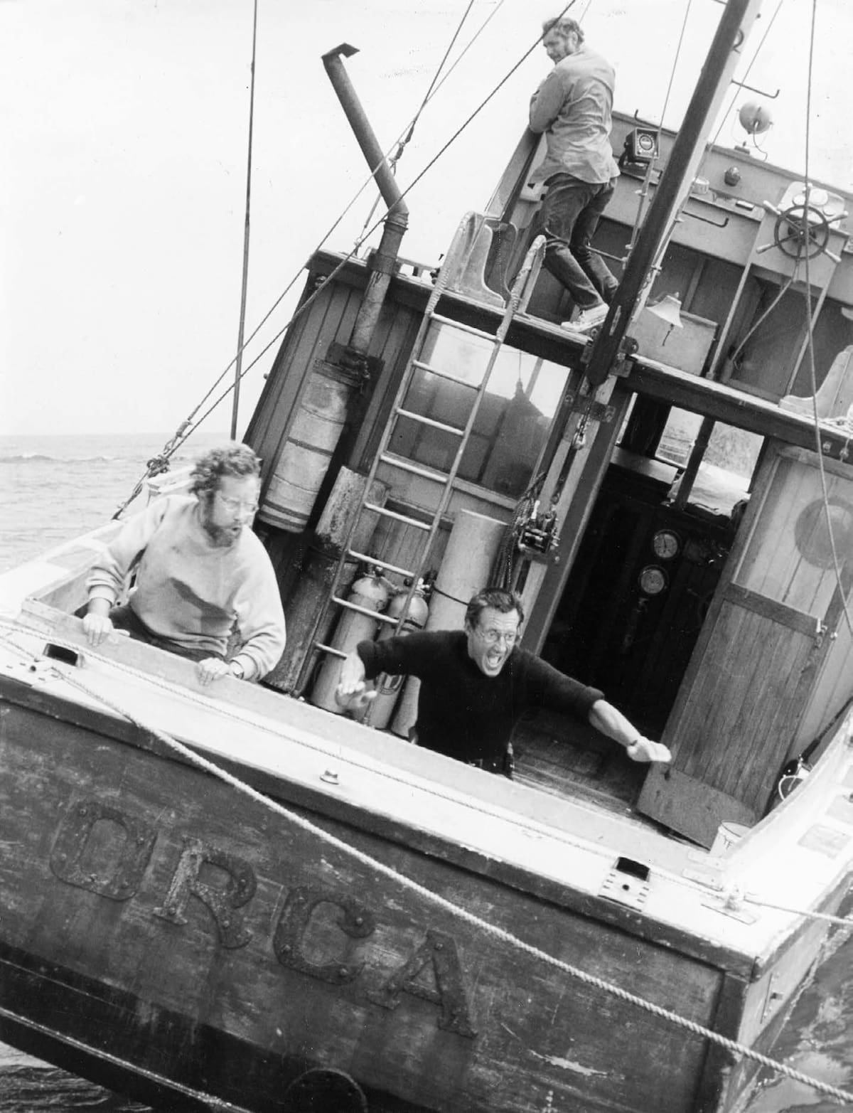Imagen del rodaje de "Tiburón". Abajo a la izquierda Richard Dreyfuss, a su lado Roy Scheider. Arriba. Robert Shaw. Foto. © Edith Blake (del interior de la novela Tiburón, de Peter Benchley, publicada por Editorial Planeta).