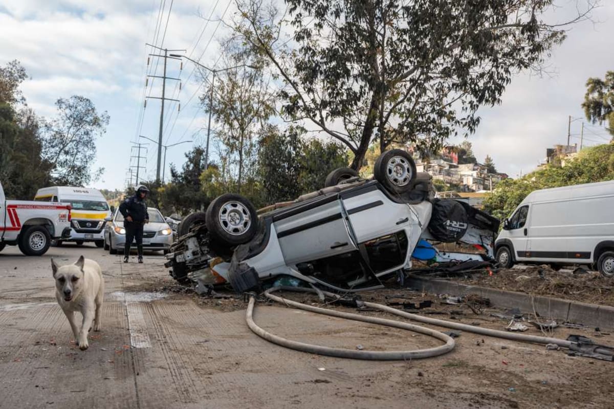 Volcadura en Rosas Magallón deja dos lesionados y moviliza a cuerpos de rescate