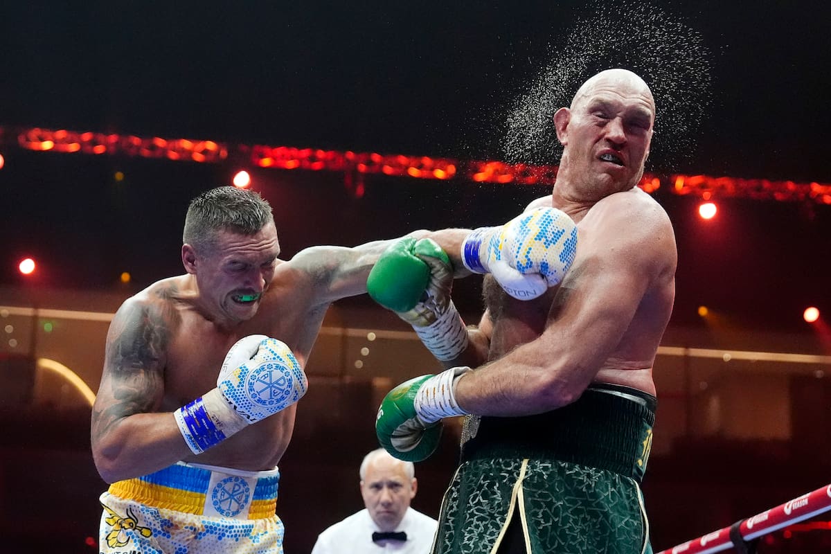 El ucraniano Oleksandr Usyk propina un golpe al británico Tyson Fury. (Nick Potts/PA via AP)