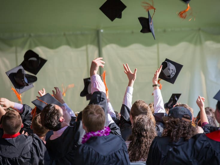 ¿Es el fin del título profesional como requisito? La brecha entre egresados y titulados se dispara a 170 mil en 2025, el mercado laboral deja de exigir título universitario y apuesta por habilidades, tecnología y experiencia práctica
