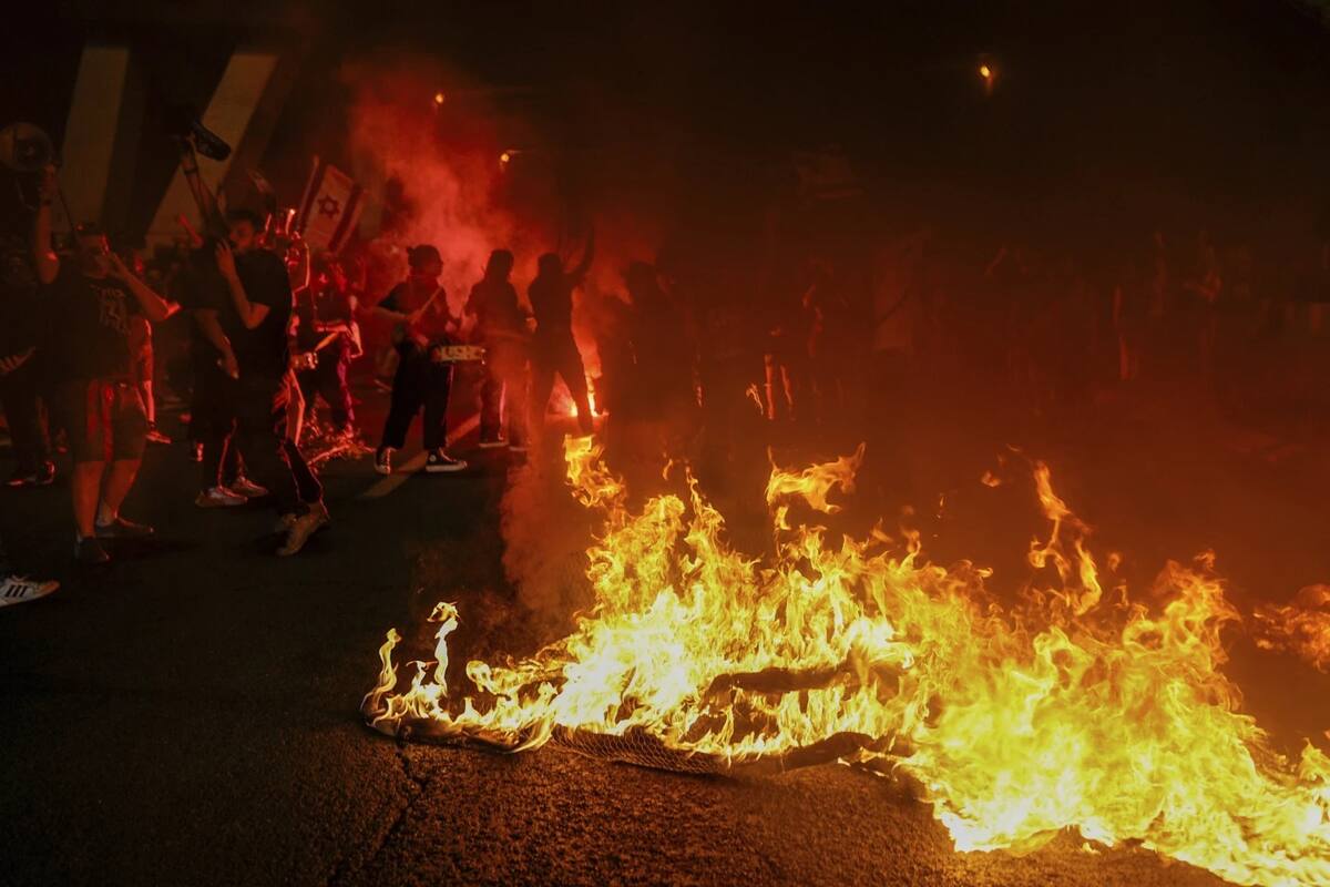 El domingo, miles de israelíes realizaron una gran marcha para exigirle a Netanyahu la liberación de rehenes en manos de Hamás. | Crédito: AP