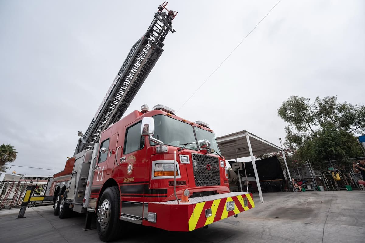 El nuevo camión escalera permitirá a Bomberos de Rosarito atender incendios en estructuras altas y realizar rescates en puntos elevados. Foto: Border Zoom.