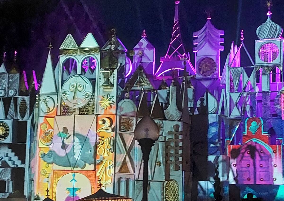 El espectáculo "Tapestry of Happiness" forma parte del 70 aniversario del Disneyland Resort.