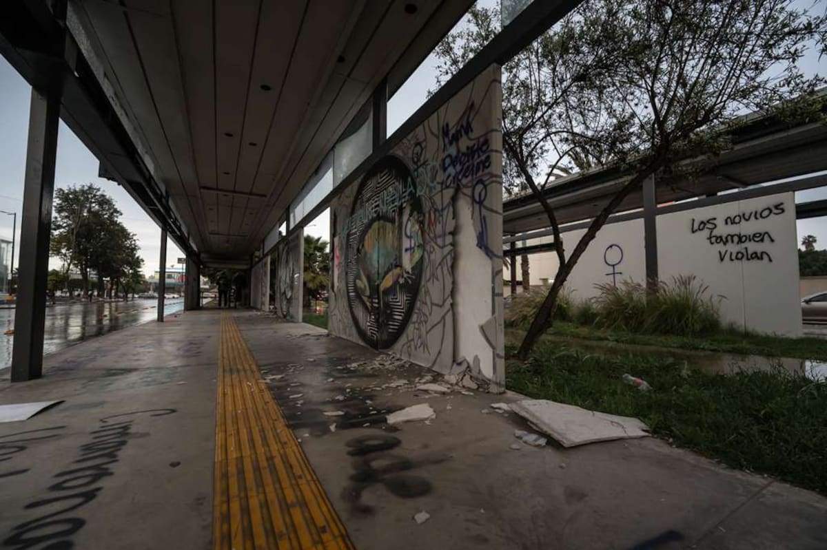 Monumentos, estaciones del SITT y áreas del Palacio Municipal presentaron grafitis y pancartas después de las manifestaciones. Foto. Lorena Salinas
