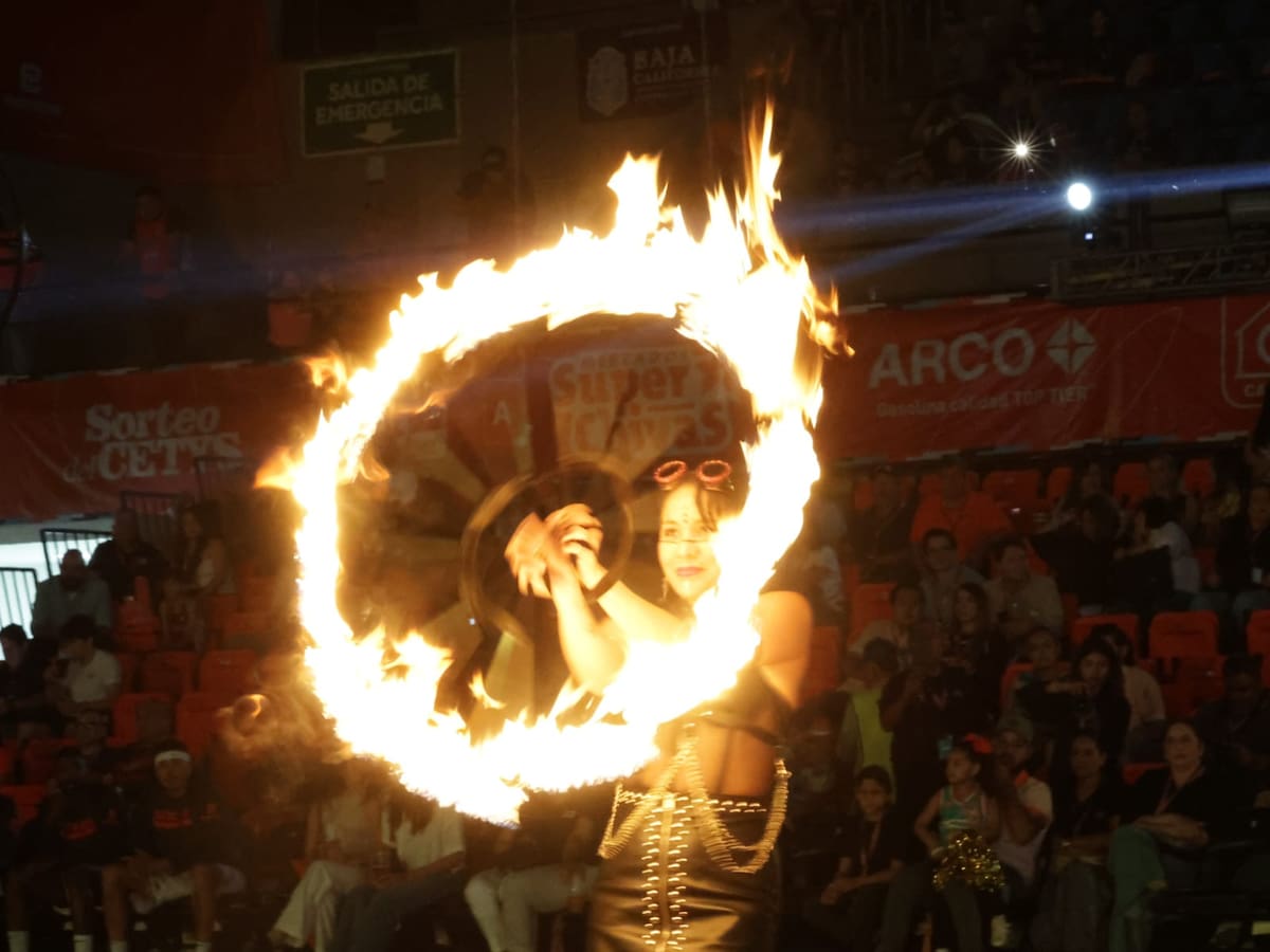 La escuela de Gimnasia de la UABC se encargó de poner el ambiente a los cachanillas con coreografías de danza área y rutinas l Foto: Javier Gallegos