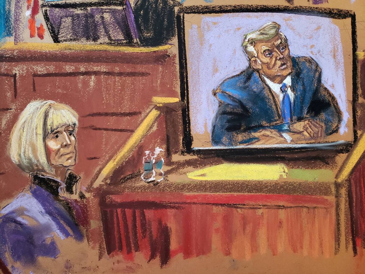 FOTO DE ARCHIVO: La excolumnista de la revista Elle, E. Jean Carroll, observa cómo se reproduce en el tribunal la declaración en vídeo del expresidente de Estados Unidos Donald Trump durante un juicio civil en Nueva York, Estados Unidos, el 4 de mayo de 2023 en este boceto de sala. REUTERS/Jane Rosenberg
