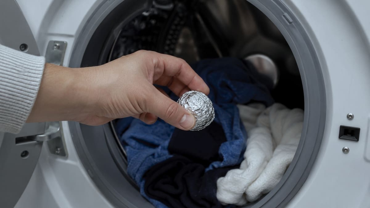Especialistas en cuidado del hogar recomiendan poner bolas de papel aluminio en la lavadora para reducir pelusas y descargas, ya que el metal conduce parte de la carga acumulada en la ropa: ¿Cómo funciona?