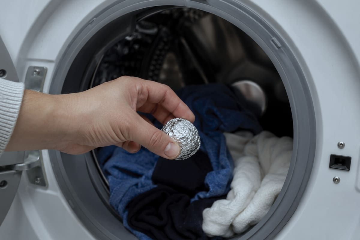 Especialistas en cuidado del hogar recomiendan poner bolas de papel aluminio en la lavadora para reducir pelusas y descargas, ya que el metal conduce parte de la carga acumulada en la ropa: ¿Cómo funciona?