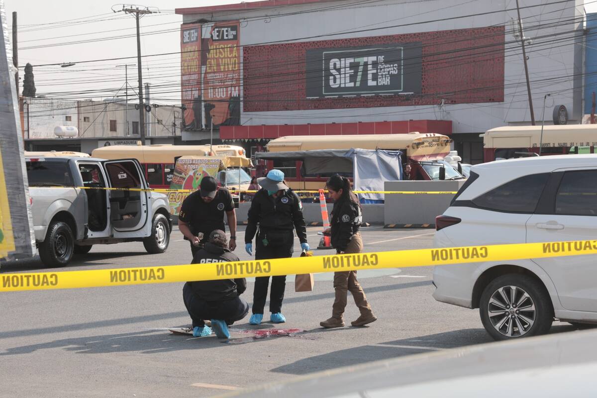 Lo atacan en un centro comercial