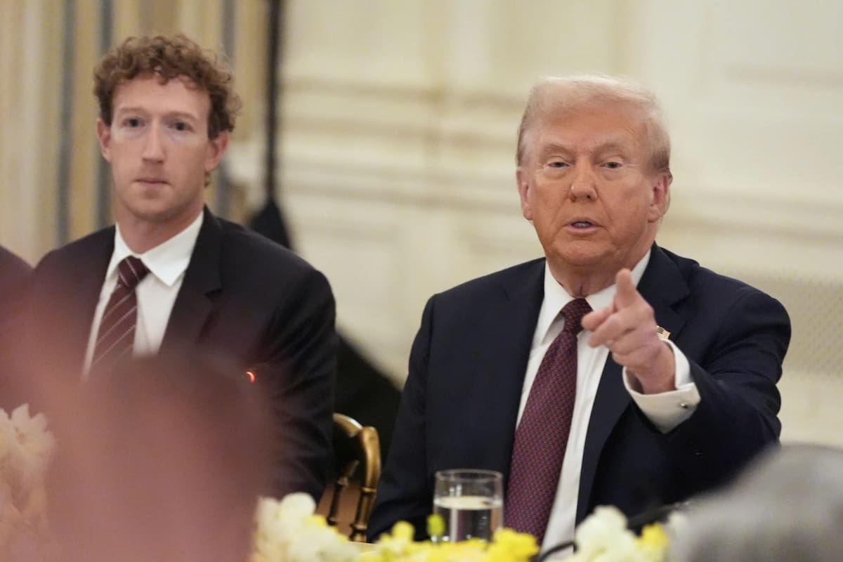 El director ejecutivo de Facebook, Mark Zuckerberg, escucha al presidente Donald Trump durante una cena en el Comedor de Estado de la Casa Blanca, el jueves 4 de septiembre de 2025, en Washington. | Crédito: AP/Alex Brandon
