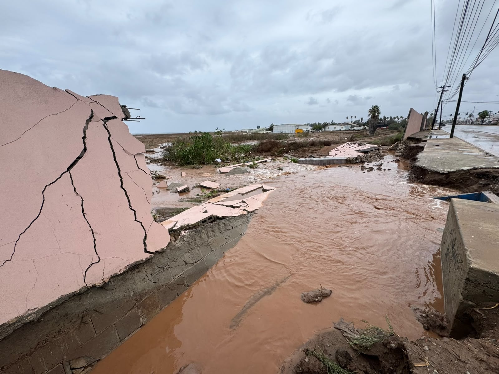Dos tramos de la barda perimetral de la Base Aérea Militar No. 3 colapsaron tras las lluvias en Ensenada. Foto: Cortesía