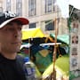 Youtuber español reacciona a la manifestación de la CNTE, a los carteles de 130 mil de desaparecidos y al control con INE en el Zócalo mientras documentaba la CDMX previo al Mundial