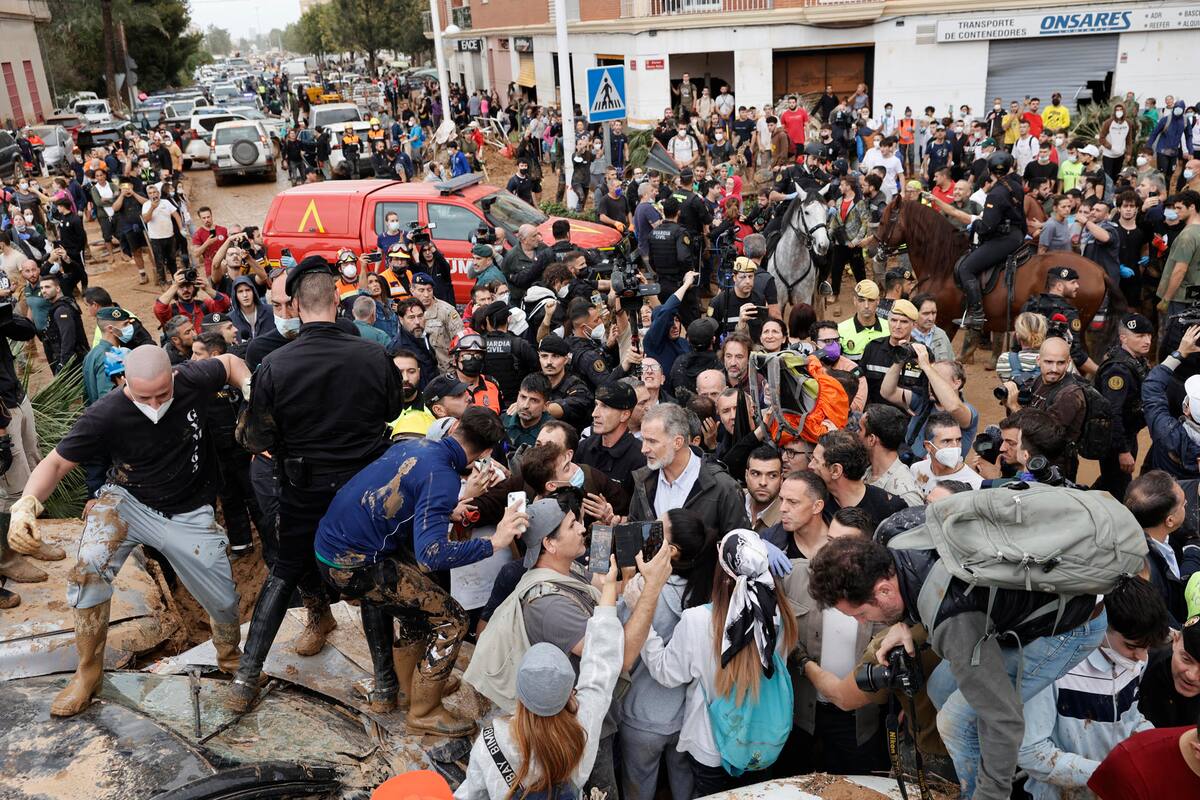 El rey Felipe VI trata de calmar a los vecinos indignados, durante su visita este domingo a Paiporta, epicentro de las inundaciones de Valencia, donde los reyes, el presidente del Gobierno, Pedro Sánchez, y el presidente regional de Valencia, Carlos Manzón, fueron recibidos con gritos de 'fuera', así como lanzamiento de barro. | Crédito: EFE/Biel Aliño