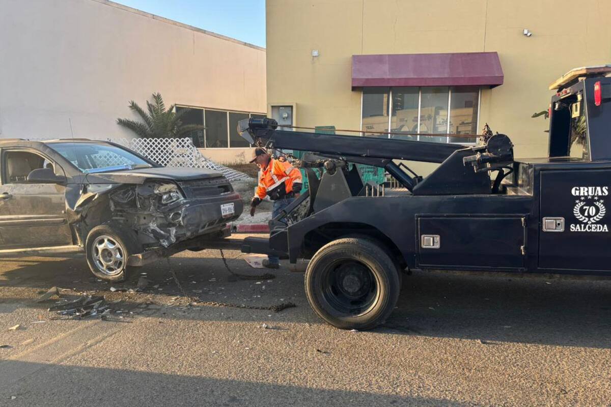 Protagonizan persecución con camioneta robada en Rosarito
