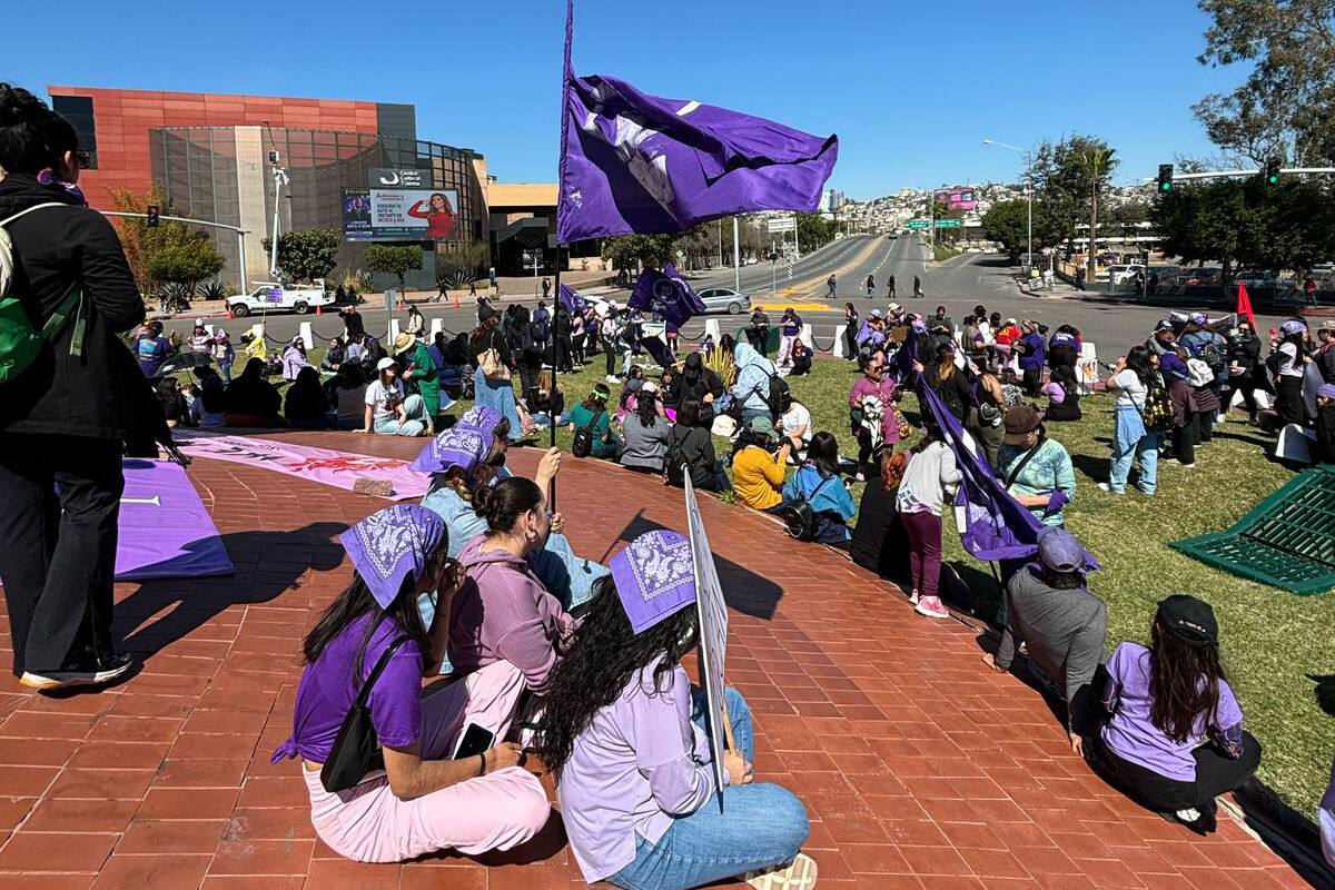 Marcha 8M en Tijuana: Comienzan a congregarse cientos de mujeres