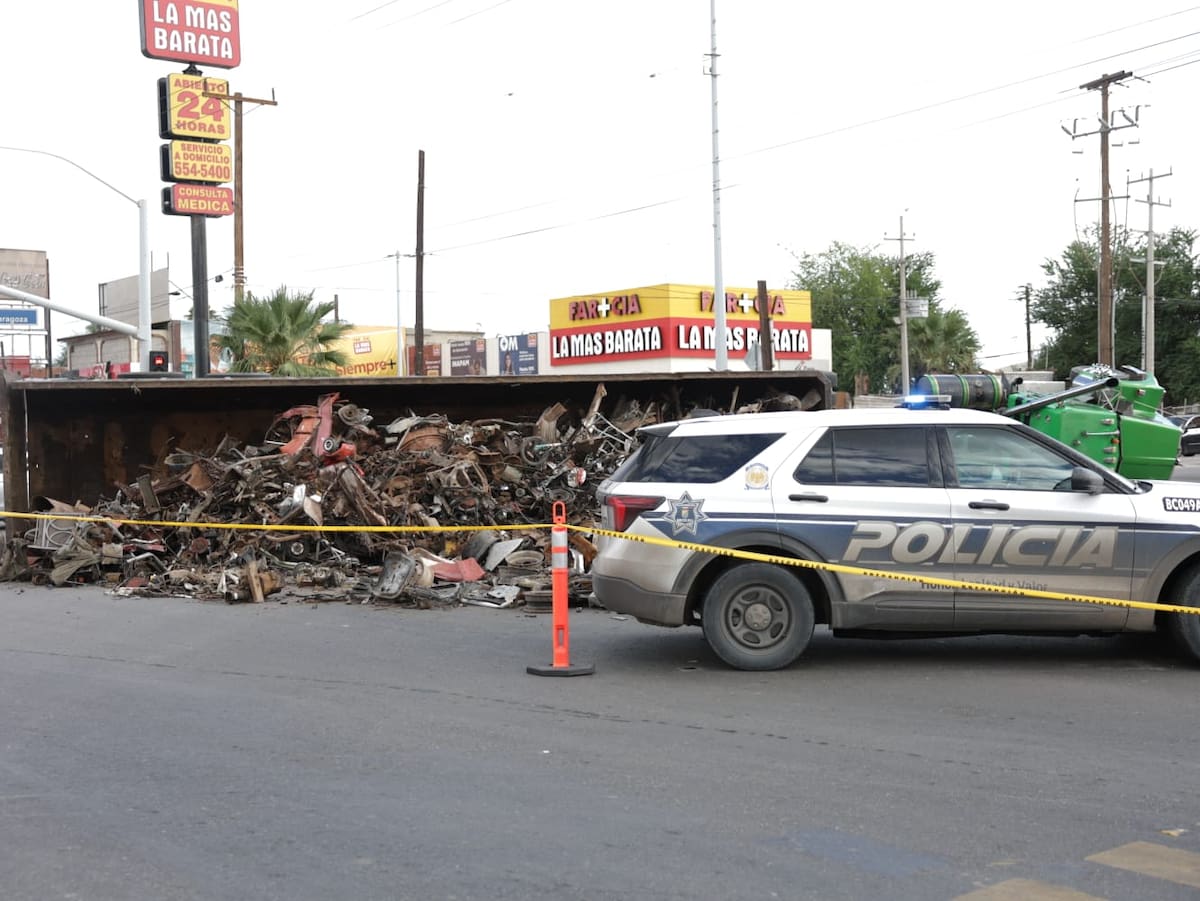 Alrededor de las 15:00 horas se reportó la volcadura en el cruce con la avenida Ignacio Zaragoza, a la altura de la entrada al ejido Puebla. Foto: Javier Gallegos
