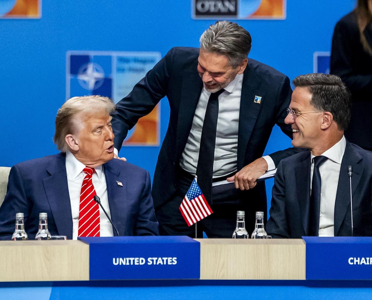 El presidente Donald Trump junto a Mark Rutte, jefe de la OTAN, en la cumbre de la OTAN en La Haya, Países Bajos. | Crédito: EFE/EPA/REMKO DE WAAL