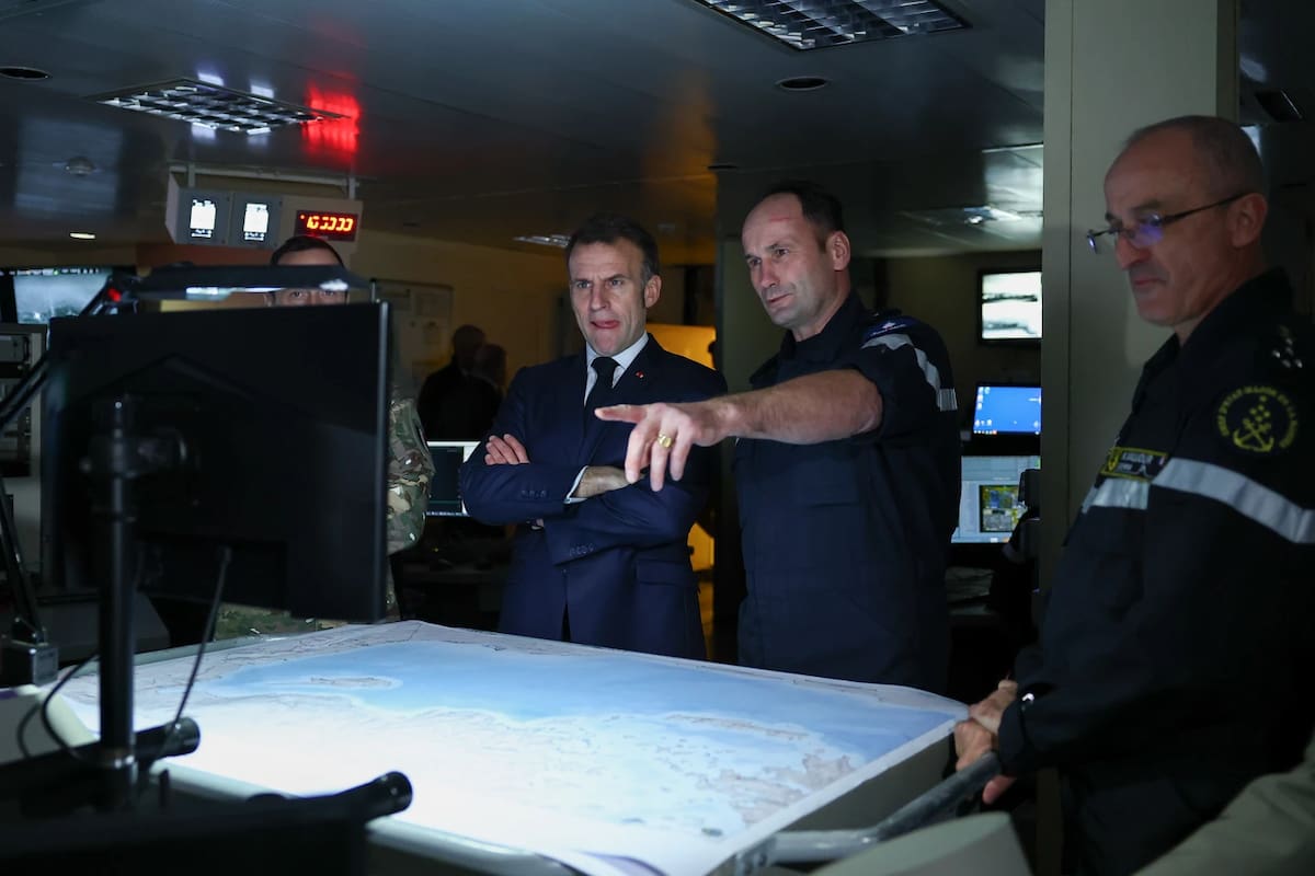 ILUSTRATIVA DE ARCHIVO. El presidente francés Emmanuel Macron, a la izquierda, visita el puente del portaaviones francés Charles de Gaulle durante su visita a Chipre, el lunes 9 de marzo de 2026. | Crédito: Gonzalo Fuentes/Pool Photo vía AP