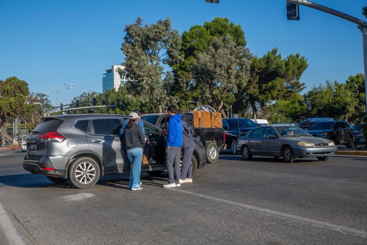 El accidente ocurrió cuando una joven intentó girar a la izquierda desde el segundo carril y fue impactada por una camioneta. Foto: Border Zoom