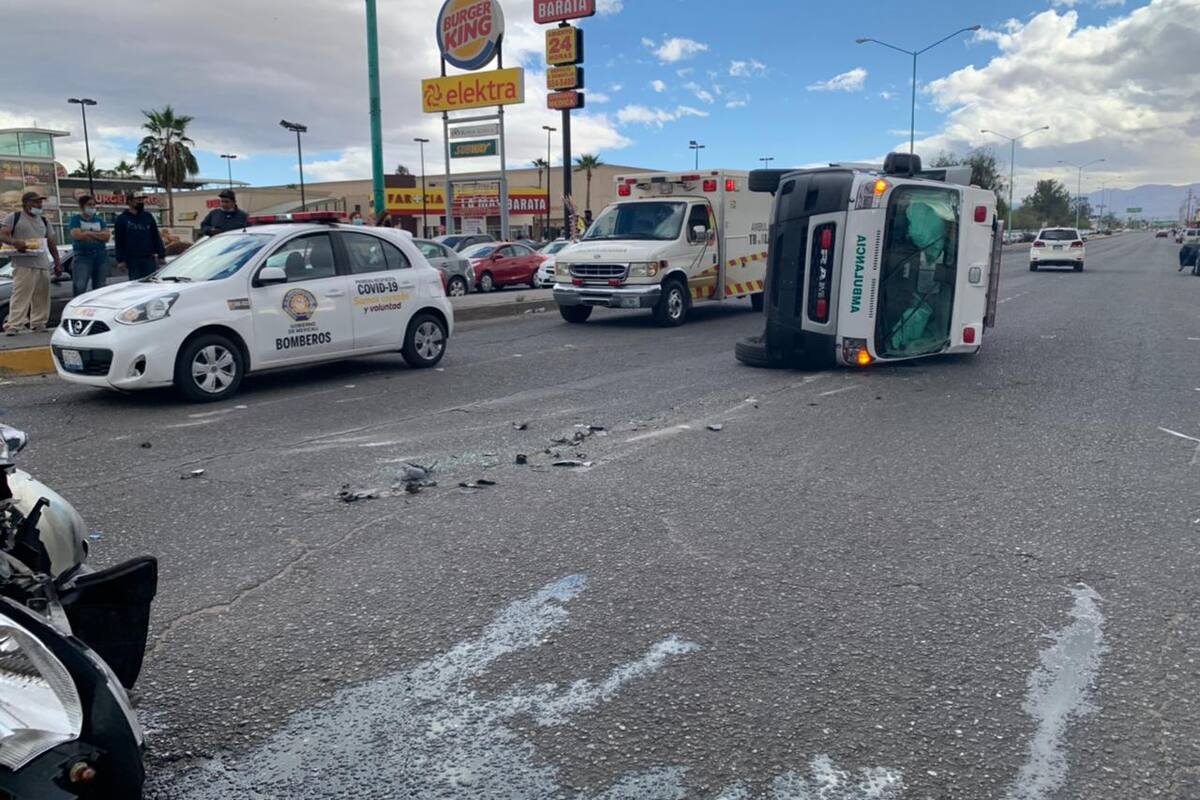 Choque de ambulancia en Anáhuac deja dos heridos