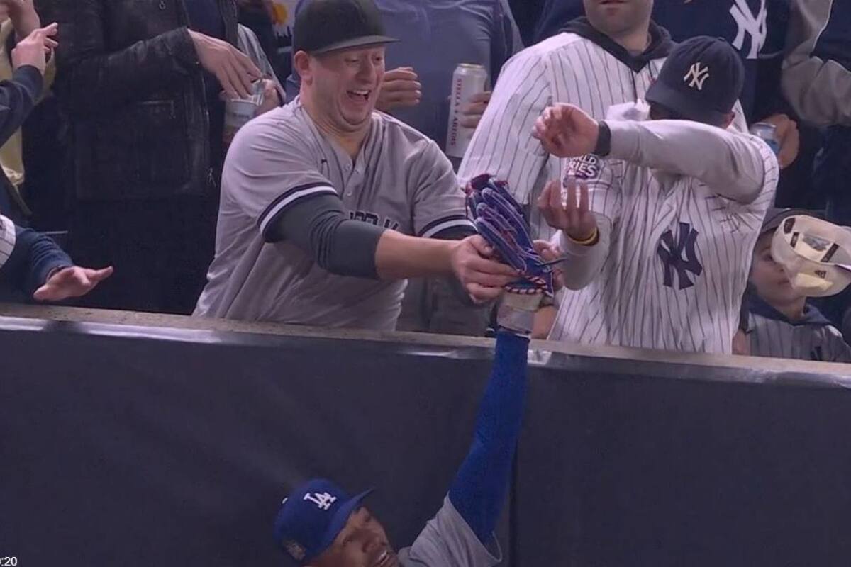 ¿Qué pasó con los aficionados Yankees que intentaron arrebatarle la pelota a Mookie Betts?