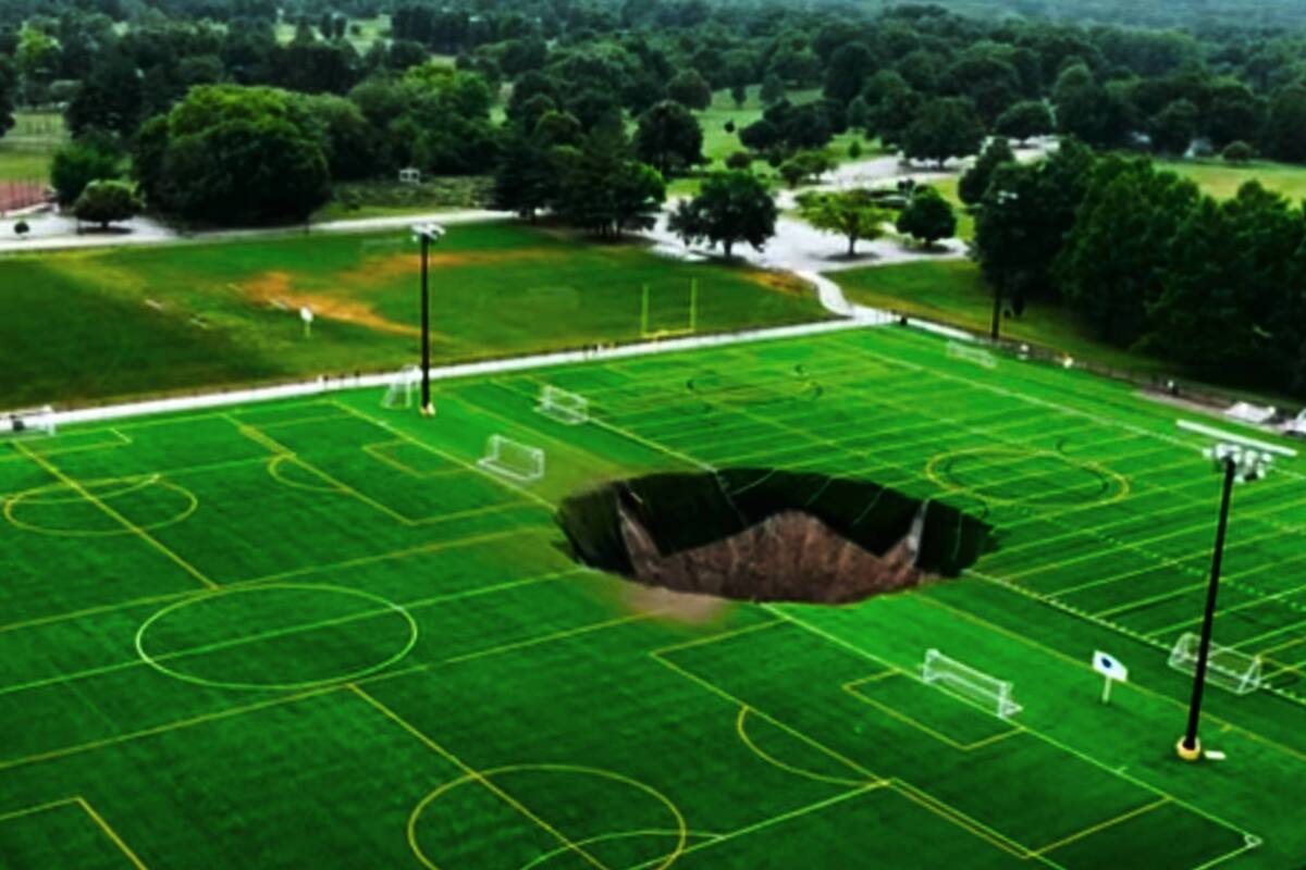 VIDEO: Terrorífico sumidero gigante se traga campo de futbol