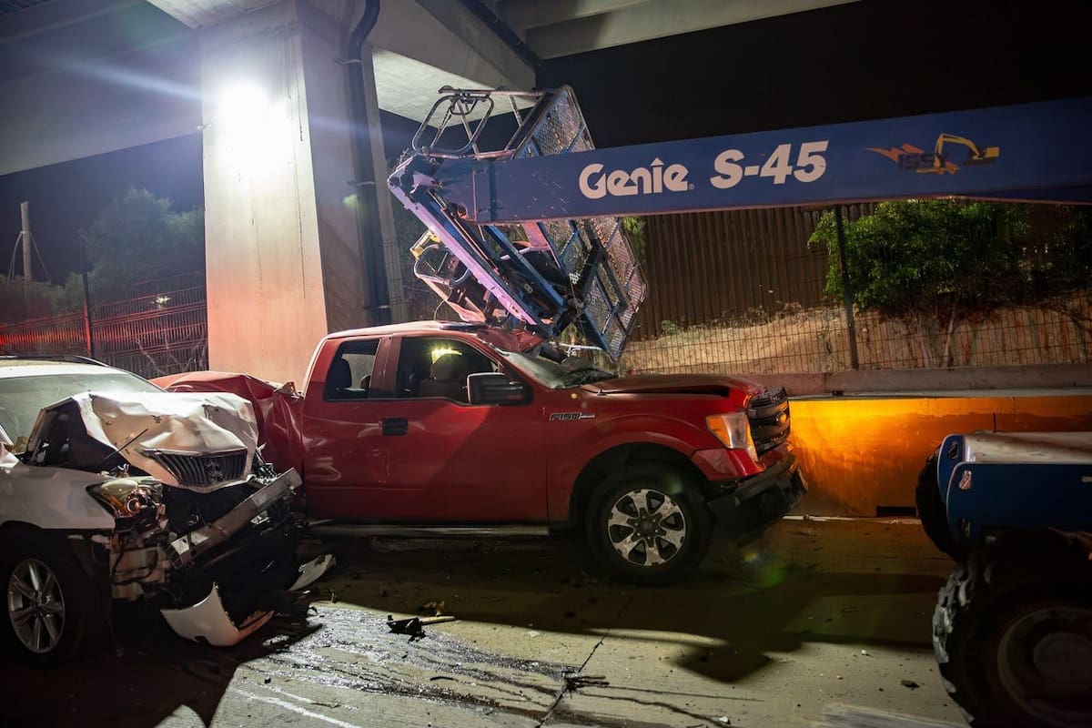 Un automovilista impactó dos vehículos utilizados en labores de mantenimiento del Viaducto Elevado. Dos trabajadores fueron valorados por paramédicos y no resultaron con lesiones graves.
Fotos: Border Zoom.