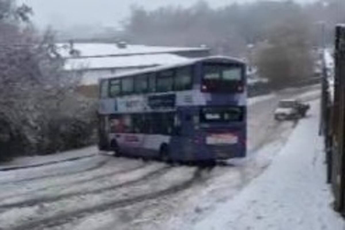 Captan el momento cuando un autobús 'patinó' sobre carretera nevada en Inglaterra