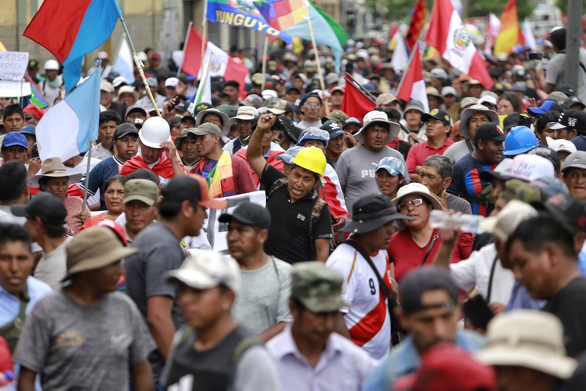 Personas se manifiestan contra la presidenta Dina Boluarte, en Lima (Perú), en una fotografía de archivo. EFE/Antonio Melgarejo
